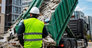 Вывоз строительного мусора в Северске: услуги лицензированной компании — ПроМусор